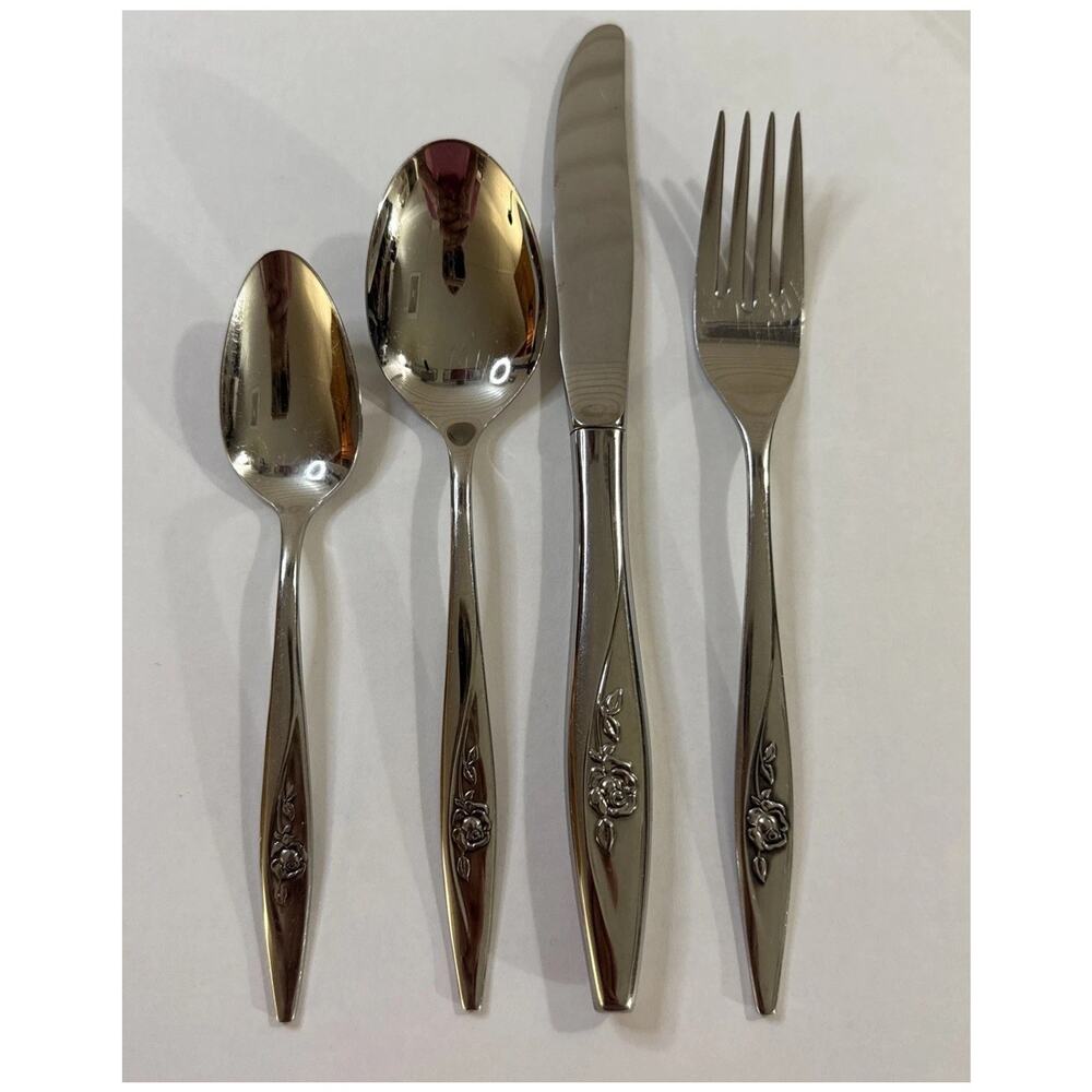 Service For 8 (32 Pieces) - OneidaCraft Deluxe Stainless Lasting Rose Flatware